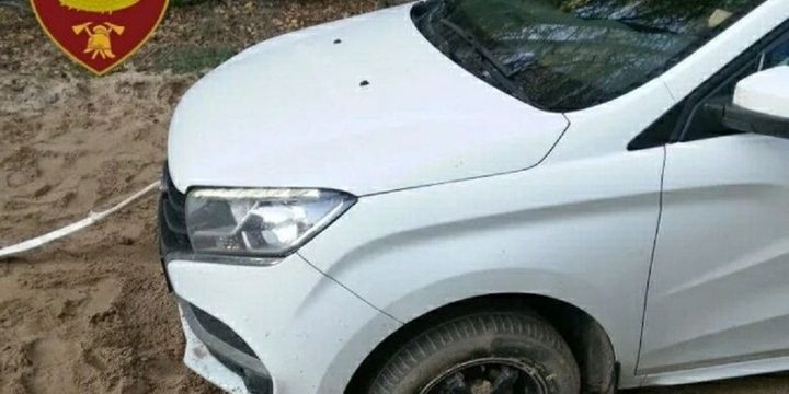Костромская подмога: спасатели вытащили из песка застрявшую в нем машину автоледи