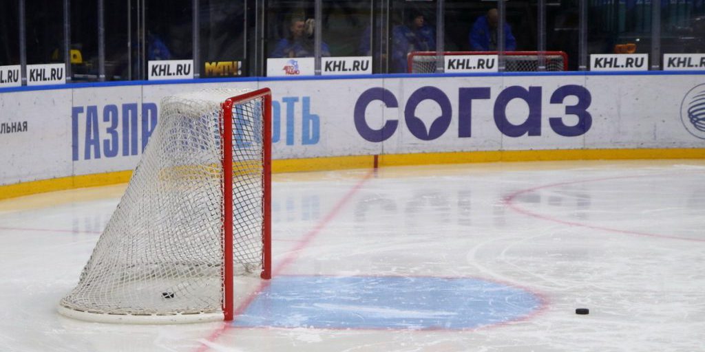 Morte tragica di un giocatore di hockey durante una partita amatoriale in Russia