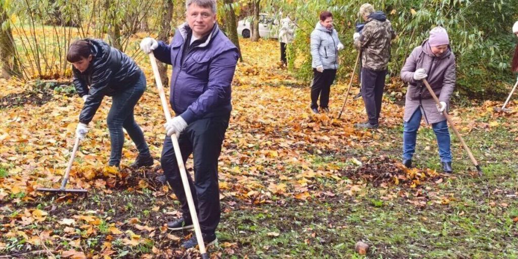 Сотрудники Псковского областного суда приняли участие в осенней уборке города