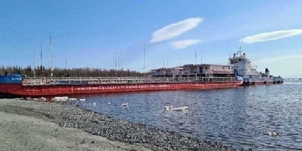 Между Салехардом и Лабытнанги курсируют только 2 парома