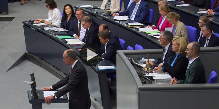 La Strategia del Silenzio del Cancelliere Mertz: Una Scelta Politica a Rischio