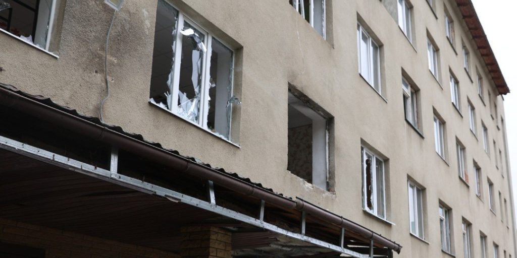 Attacco con drone russo contro alloggi studenteschi a Kharkiv: danni e preoccupazione per la sicurezza della popolazione civile