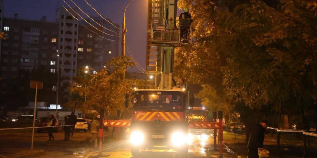 Attacco russo a Kyiv: edifici residenziali e strutture mediche colpiti, due morti e una ferita