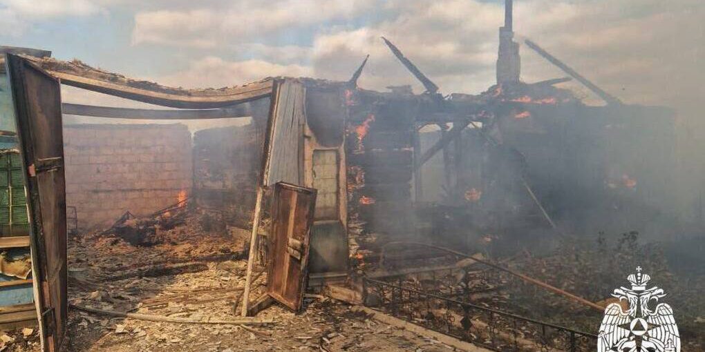 Incendio devastante a Novokuznetsk distrugge casa abitativa e solleva preoccupazioni sulla sicurezza pubblica