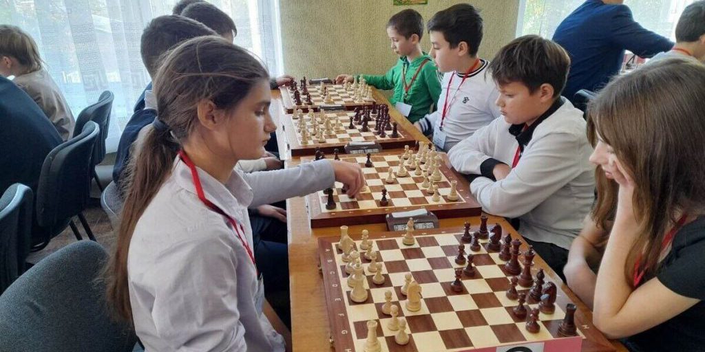 В Бердянске стартовал турнир по шахматам «Кубок Белой ладьи»