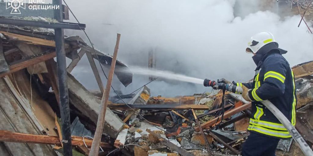 Attacco aereo russa a Odesa: ferito, magazzino distrutto e incendi