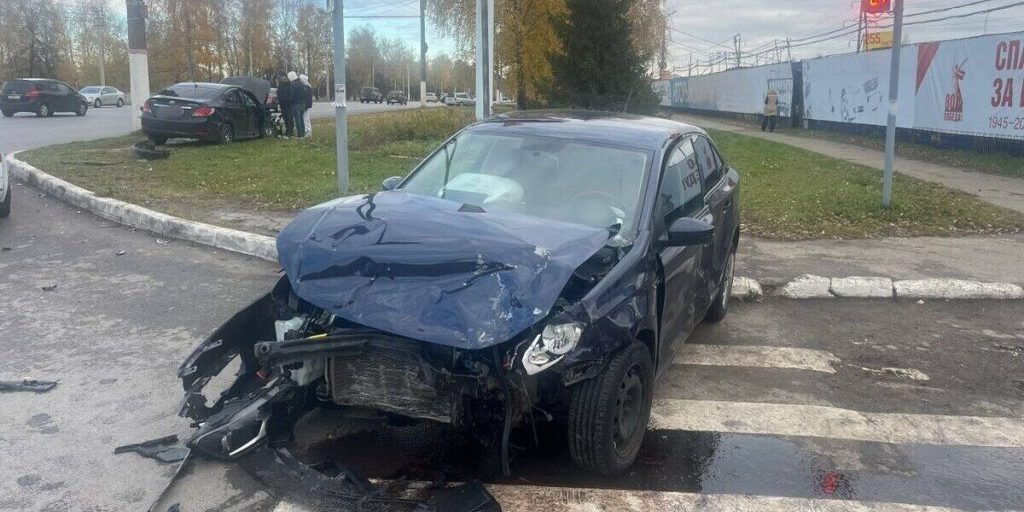 Incidente stradale a Čeboksary: due berline coinvolte in collisione sulla strada di Marposadskij
