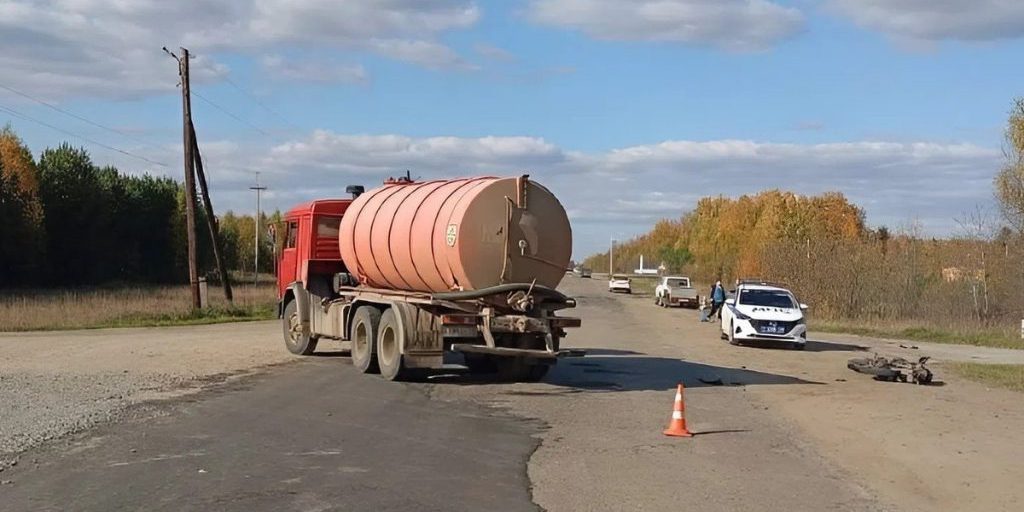 Collisione tra motociclo e autocarro Kamaz a Tomsk: feriti e danni ma nessuna vittima