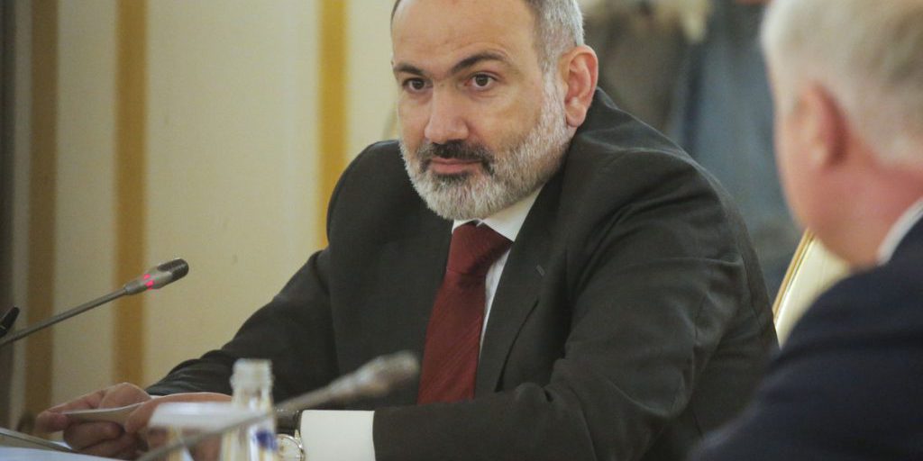 Пашинян поздравил Путина с днем рождения