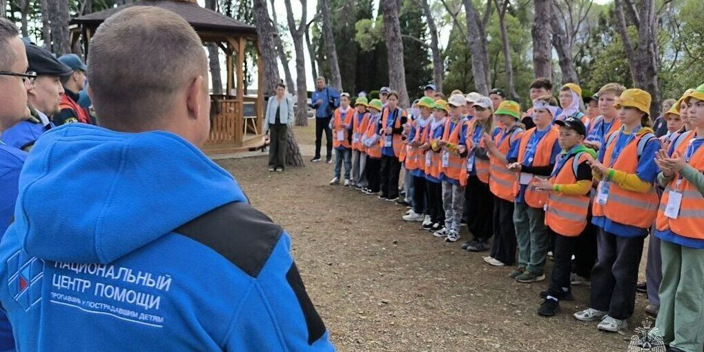 Esercitazioni di ricerca in Crimea: giovani studenti di Artek si preparano per operazioni di salvataggio