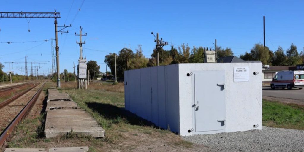 Ucraina: installati rifugi anti-bombe vicino alle stazioni dei treni nella regione di Kharkiv per proteggere la popolazione civile dagli attacchi russi