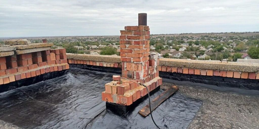 Restauro della Copertura di un Edificio a Kuybyshevo: Un Intervento di Manutenzione per la Sicurezza e la Qualità della Vita