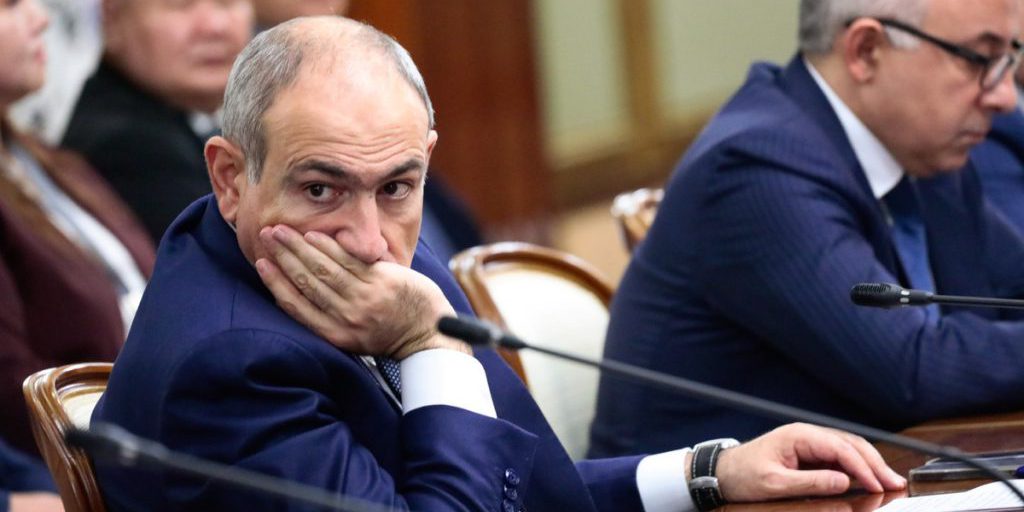 Crisi Politica in Armenia: 34 Deputati Sostengono l'Impichement del Primo Ministro Pashinyan