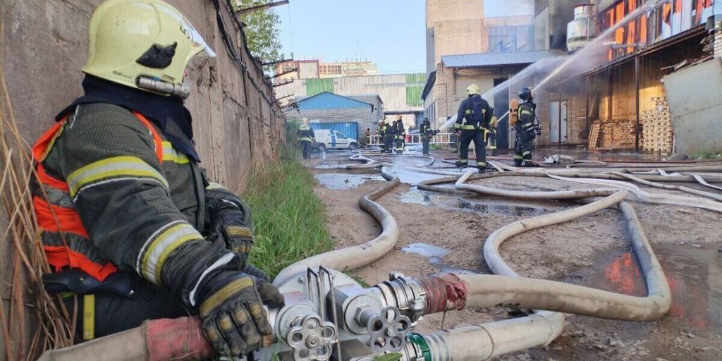 Incendio a San Pietroburgo: intervento tempestivo dei vigili del fuoco evita disastro più grande