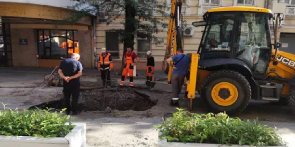 На Суворова появился «портал в подземелье» из-за провалившегося крана