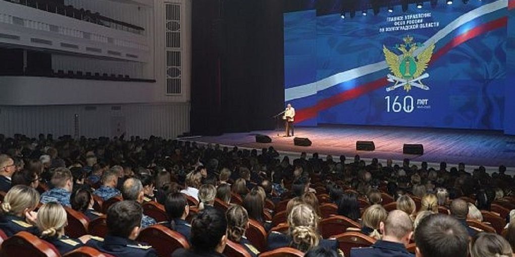 В Волгоградской области судебным приставам вручили ведомственные награды