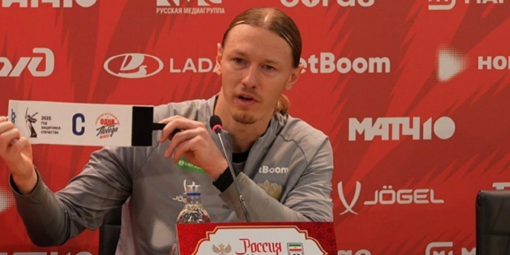 La Squadra Russa di Calcio Dona una Fascia Unica alla Città di Volgograd dopo la Vittoria contro l'Iran