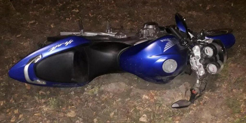Incidente stradale a Rossošanskij: un motociclista di 41 anni ricoverato in ospedale dopo essere caduto dalla moto