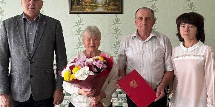 Coppia della regione di Kursk festeggia 50 anni di matrimonio: un esempio di amore e impegno a lungo termine