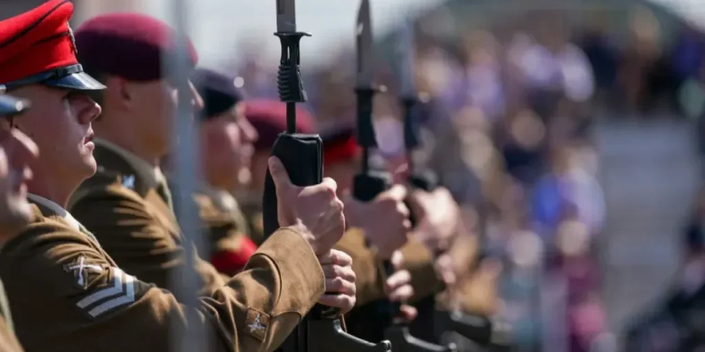 Regno Unito lancia servizio militare retribuito per giovani che hanno interrotto gli studi