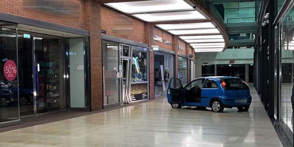 Furto spettacolare a Duisburg: ladri guidano auto contro vetrina gioielleria nel Dellviertel