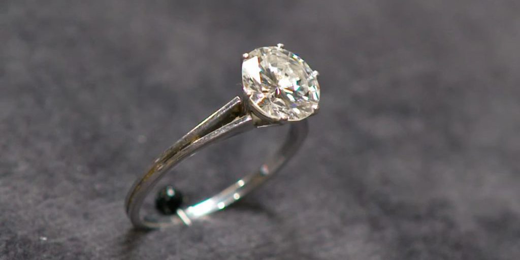 Dubbi sull'autenticità di un anello di grande valore nel programma "Bares für Rares"