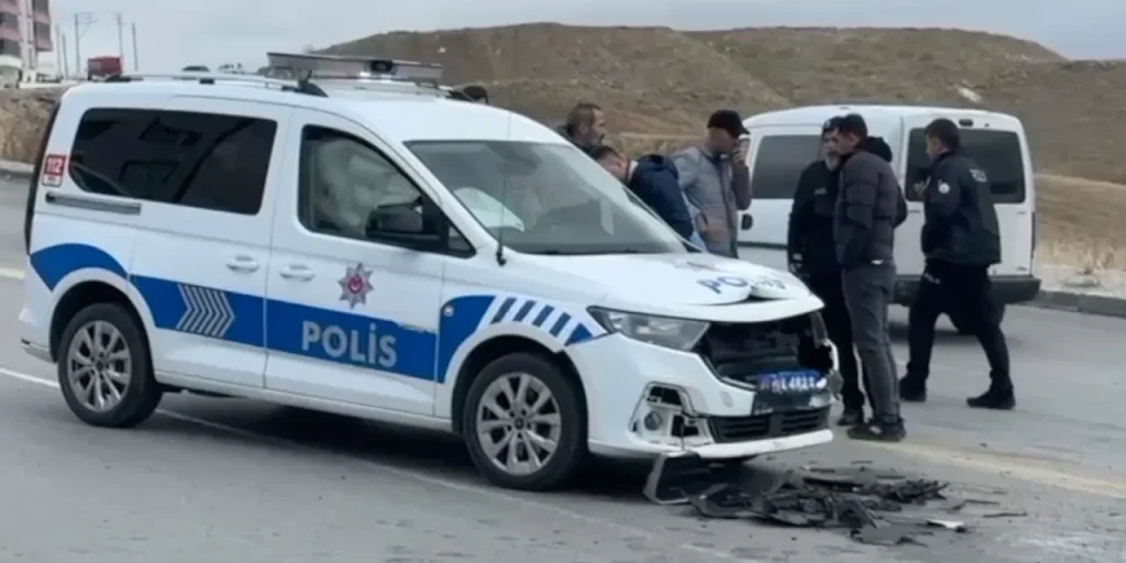 Incidente stradale: veicolo Ekip colpisce veicolo commerciale leggero, ferito un poliziotto