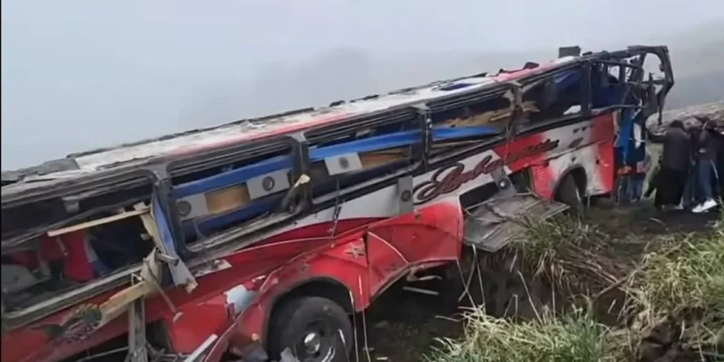Incidente in Ecuador: autobus cade in buca a Simiatug, 21 morti e 40 feriti