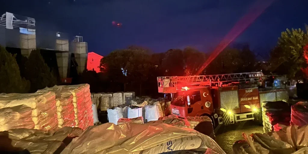 Incendio in fabbrica di isolamento a Elazığ: 16 persone colpite dal fumo e un vigile del fuoco ferito.