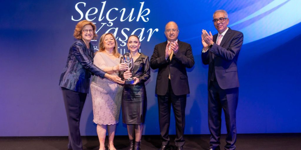 Premio Selçuk Yaşar per la scienza assegnato alla professoressa Elif Uysal: un modello di successo per i giovani cervelli in Turchia