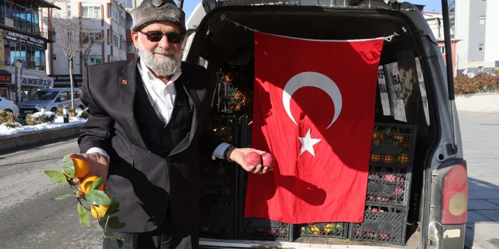 Un anziano di Denizli porta frutta fresca ai soldati di Hakkari