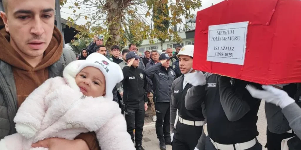 Poliziotto di Adana muore di leucemia; cerimonia di commemorazione con il suo bambino di otto mesi