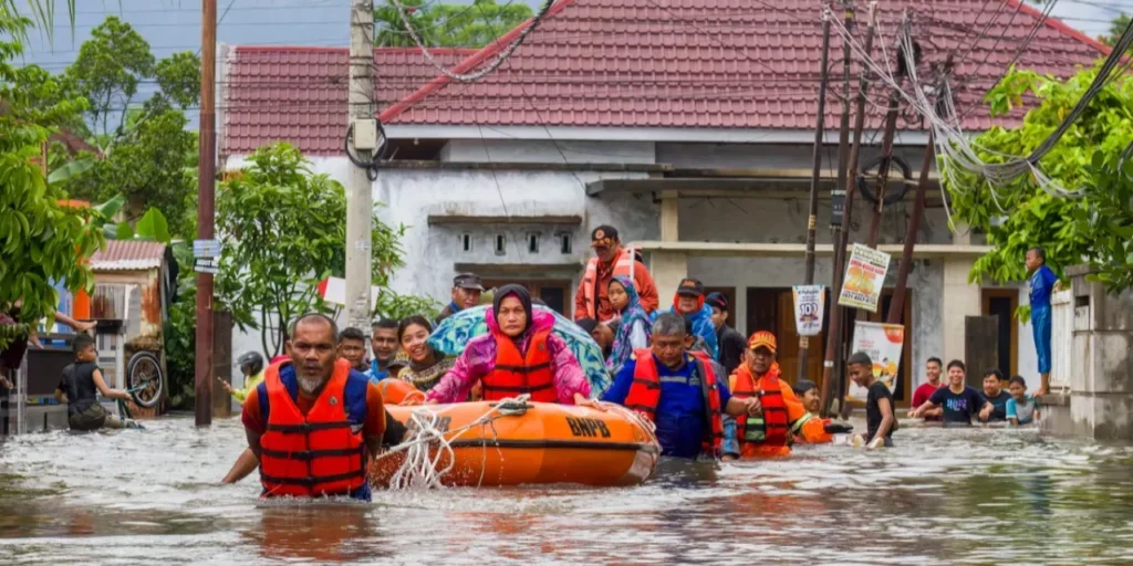 Alluvioni e frane a Sumatra: 10 morti e 2.500 abitazioni sommerse