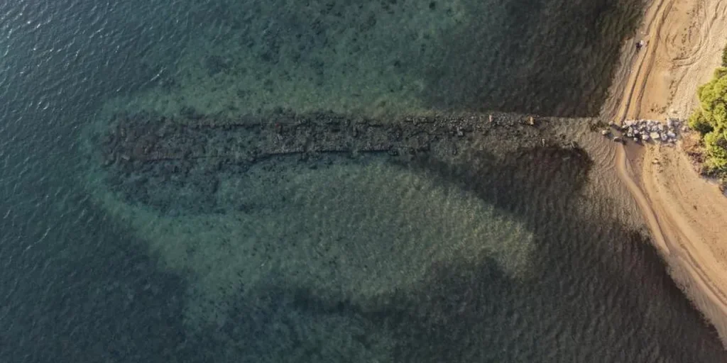 Calata del livello del mare di 20‑30 m a Erdek: emergono le strutture di pietra del porto antico di Hytos