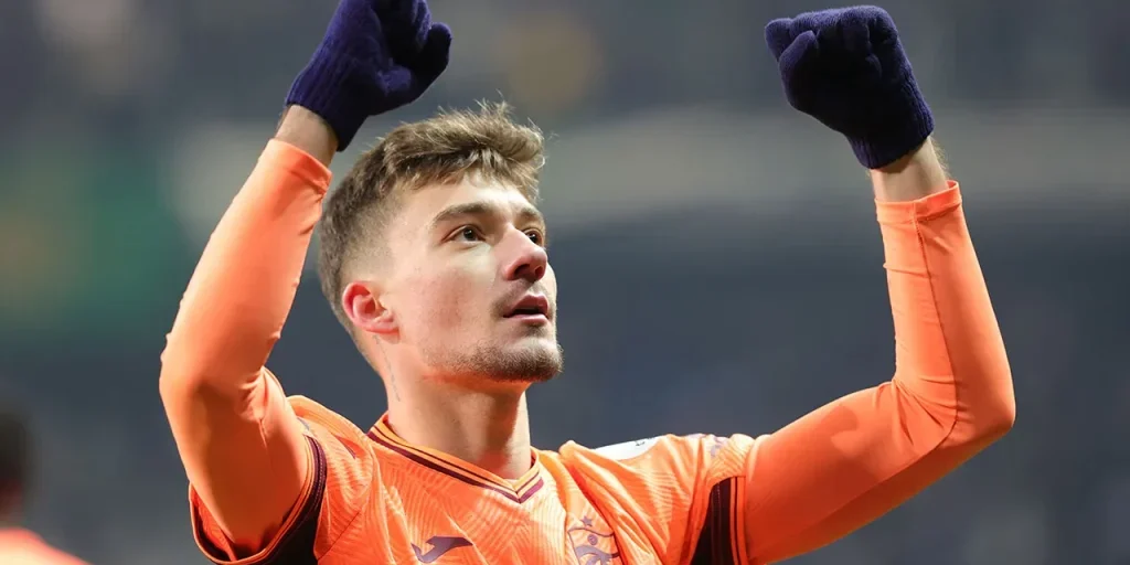 Ernest Muçi e Fatih Tekke: il club e l'allenatore sostengono il giocatore