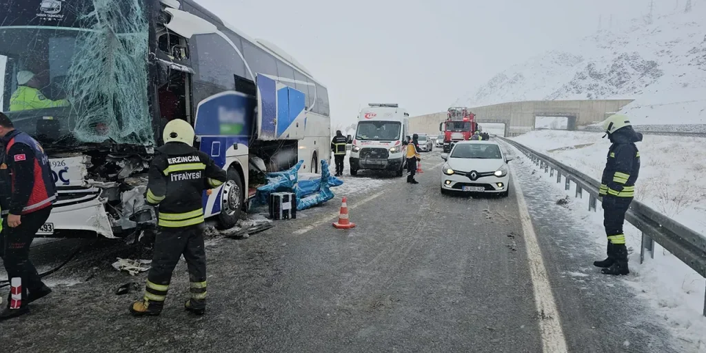 Incidente a Erzincan: autobus colpito da veicolo iraniano, tre feriti