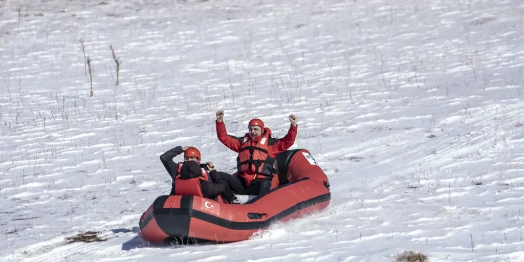 Erzurum: kar rafting per aiutare animali in freddo glaciale