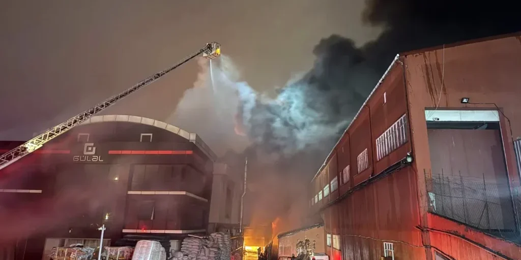 Incendio in fabbrica di caffè a Esenyurt: vigili del fuoco intervenuti