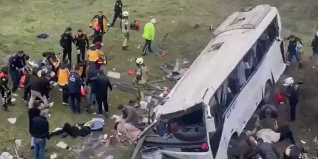 Autobus di servizio ribaltato a Esenyurt, Istanbul: 3 morti e 10 feriti