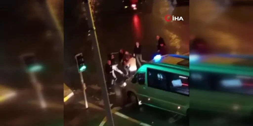 Conflitto in strada di Esenyurt: persone scagliate calci e bastoni vicino a bar