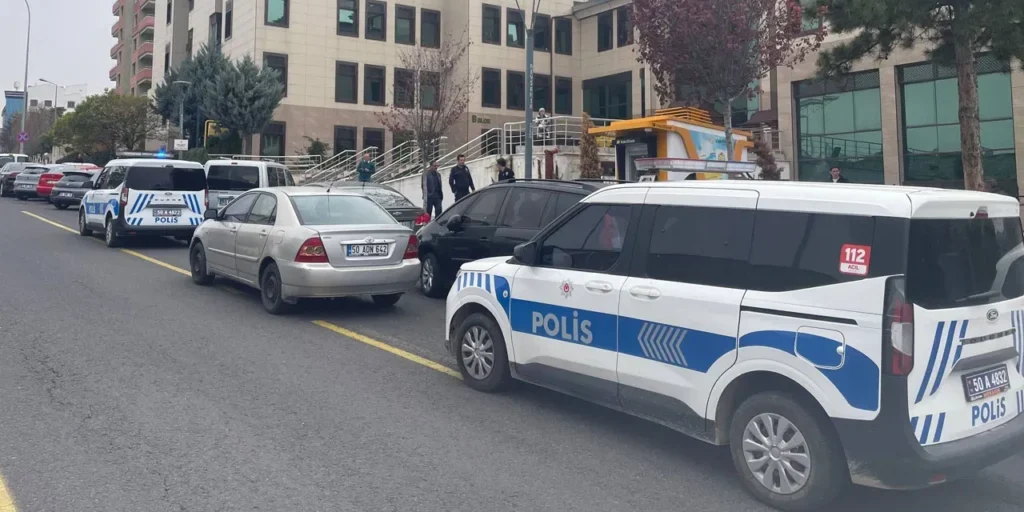 Donna ferisce marito e sorella con coltello; marito arrestato con fucile in arrivo al tribunale