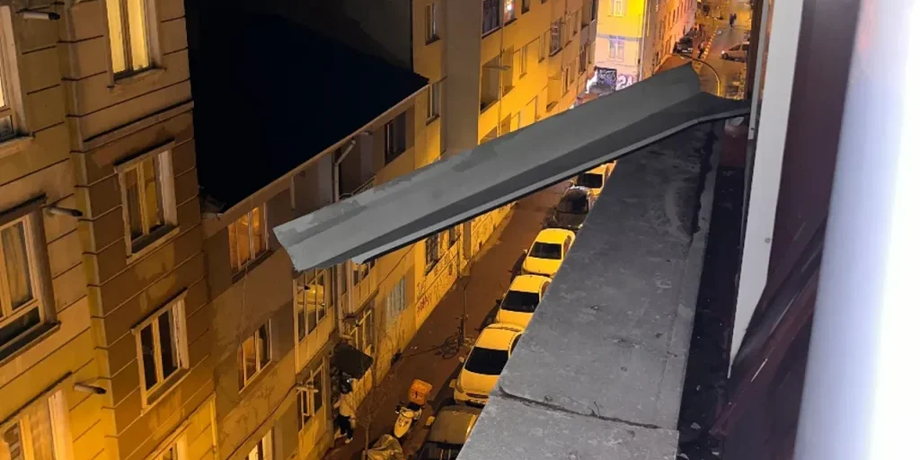 Incidente notturno a Eskişehir: pezzo di metallo spazzato dal vento mette in pericolo