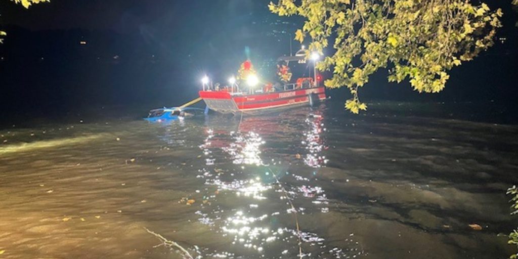 Auto versinkt im Essener Baldeneysee – und die Insassen sitzen noch drin!