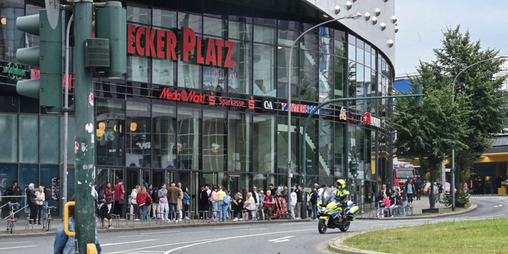 Pakete fliegen im Limbecker Platz in Essen durch die Luft – der Inhalt lässt Kunden jubeln