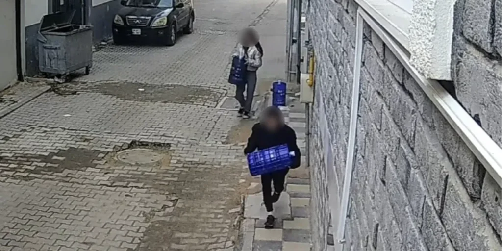 Due bambini evitano un incidente con un camion grazie a una damacana