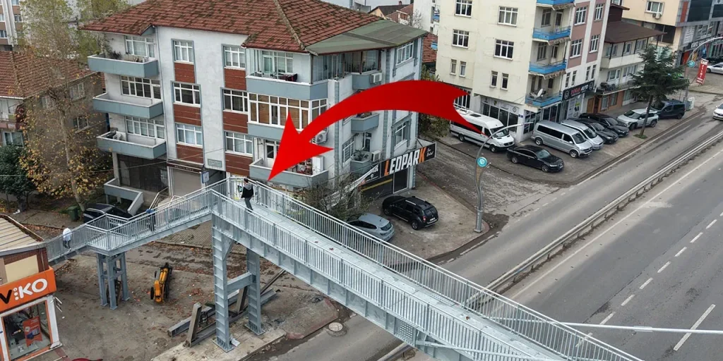 Tribunale di Körfez ordina demolizione di passaggio sopraelevato che rendeva visibile la casa di un residente