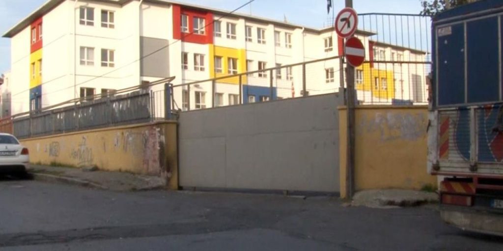 Eyüpsultan’da ilkokulun kapısı öğrencilerin üstüne düştü! 1'i ağır 4 yaralı