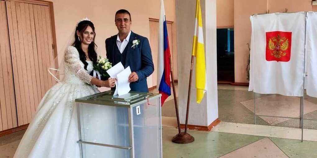 Giovani sposi votano nel giorno del matrimonio: un esempio di impegno civico e partecipazione democratica