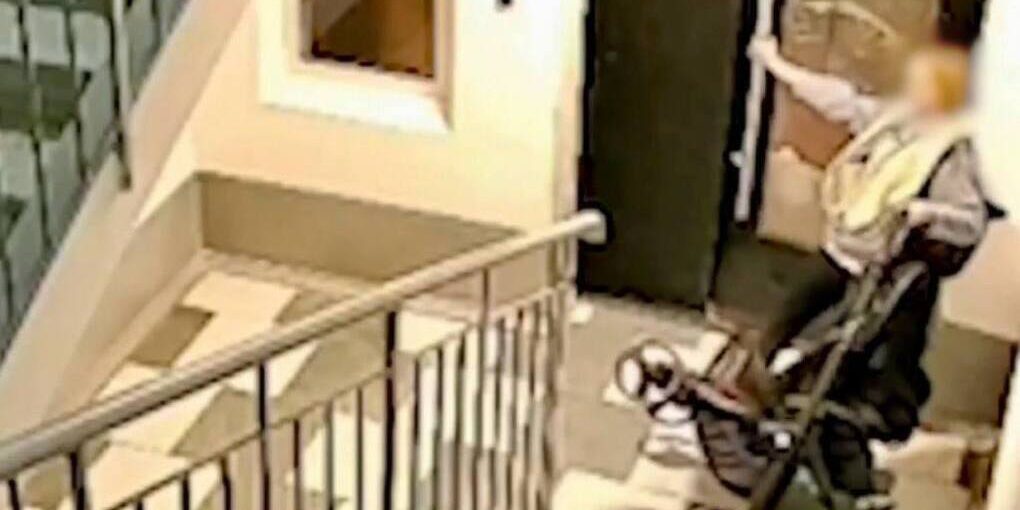 Пьяная мать била лифт коляской со своим ребенком