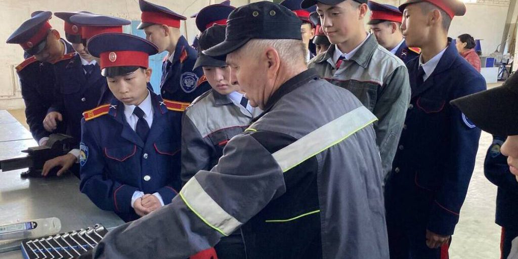 Кадеты Калмыкии поучились на трактористов